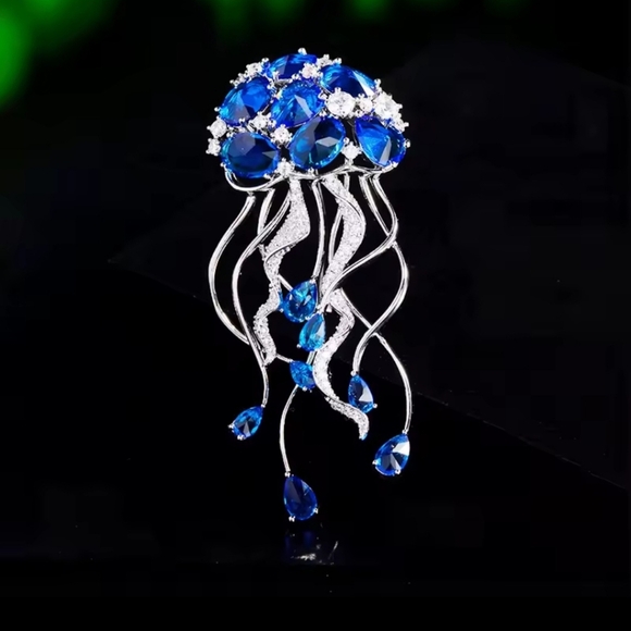 VQ Butterfly Brooch - Picture 4 of 8